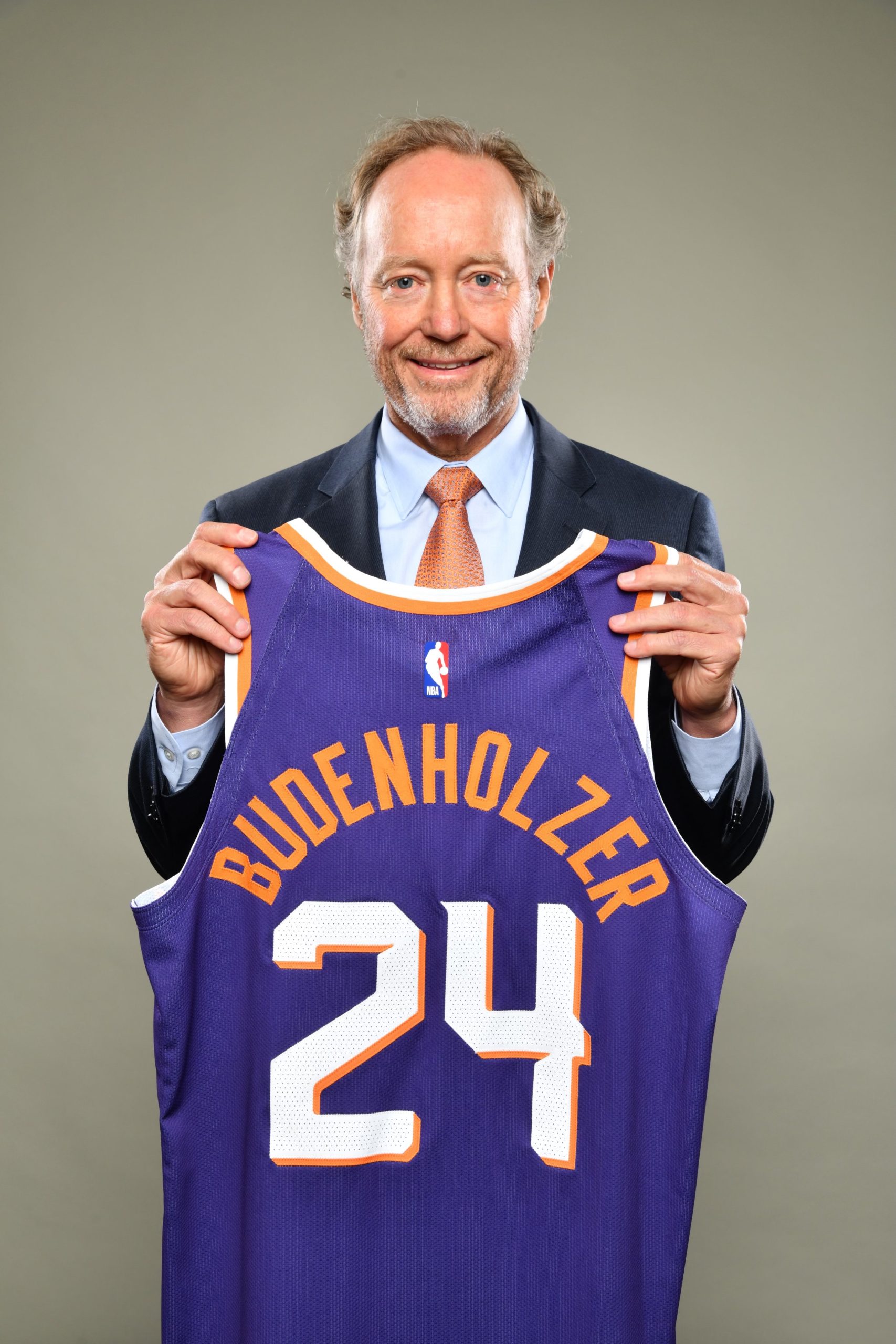 Mike Budenholzer holding a Phoenix Suns’ jersey
